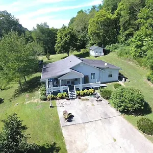 Holiday home Hillbilly Haven United States